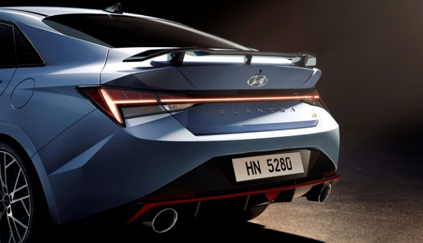 스포일러와 디퓨저가 강조된 아반떼 N의 뒷모습