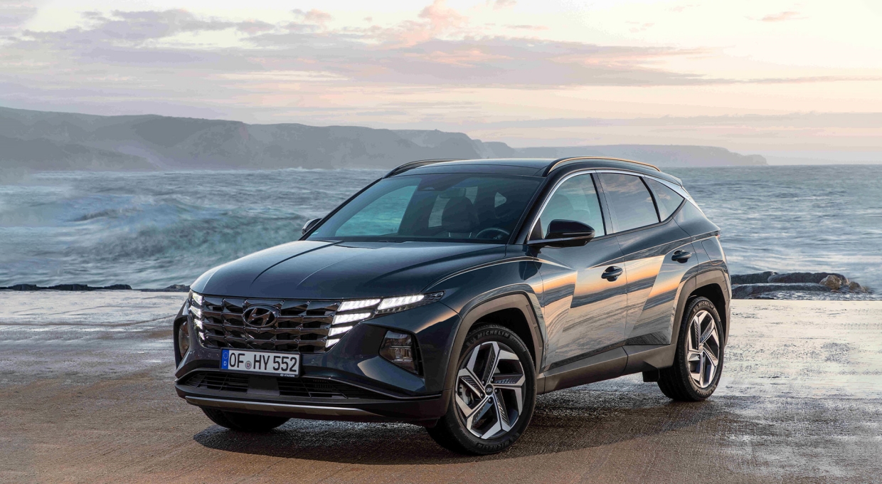 바다 앞에 주차되어 있는 현대자동차 투싼 전측면부