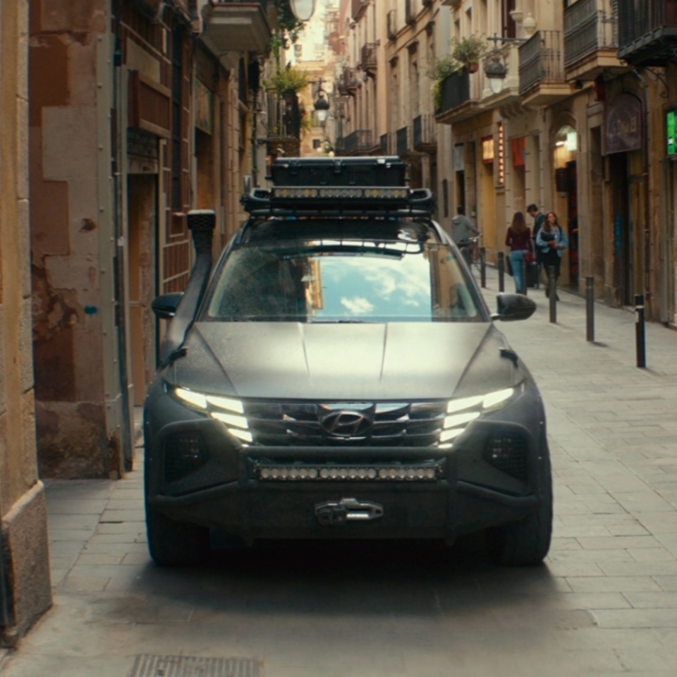 골목에 주차되어 있는 현대자동차 투싼 비스트의 전면부