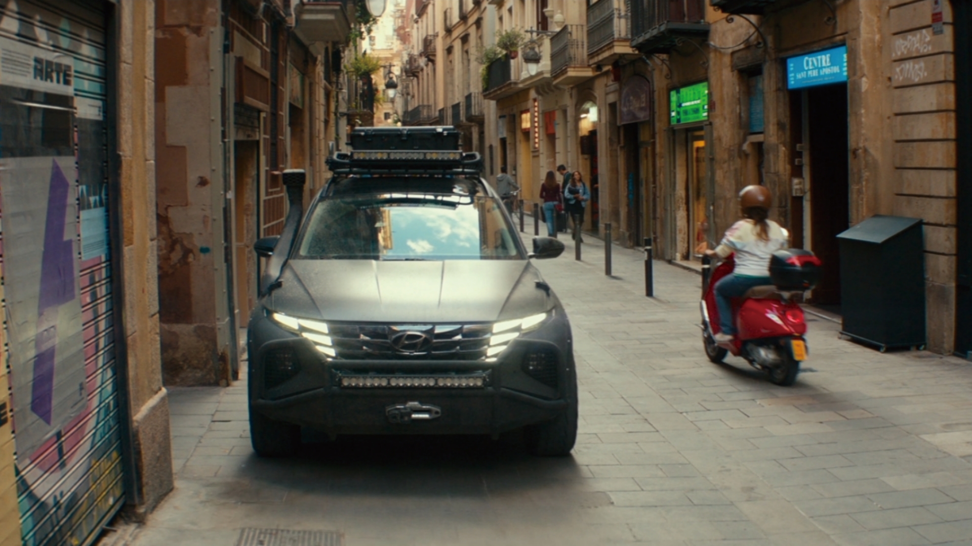 골목에 주차되어 있는 현대자동차 투싼 비스트의 전면부