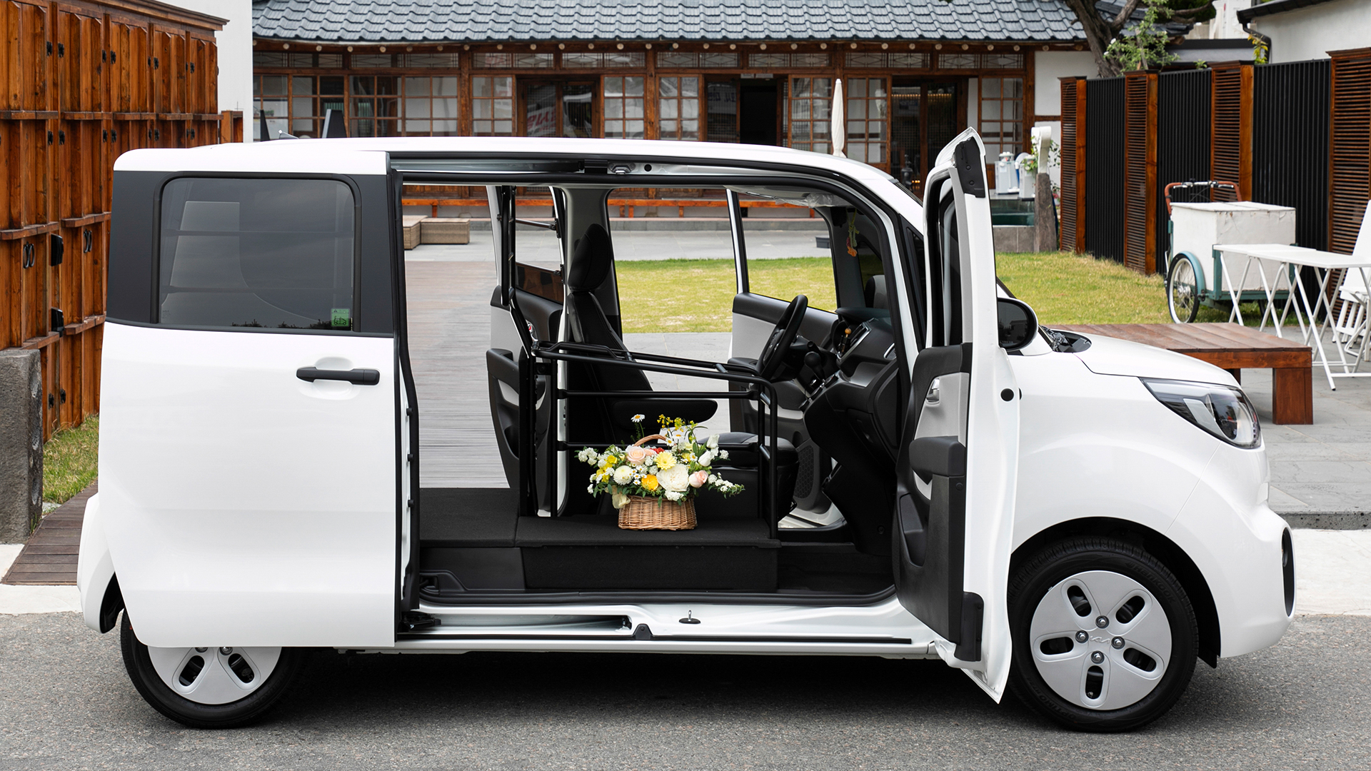 레이가 측면 도어를 전부 개방한 모습