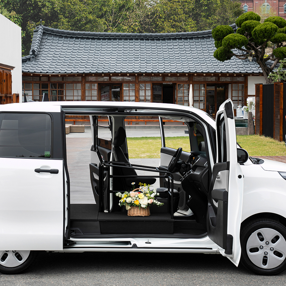 레이가 측면 도어를 전부 개방한 모습