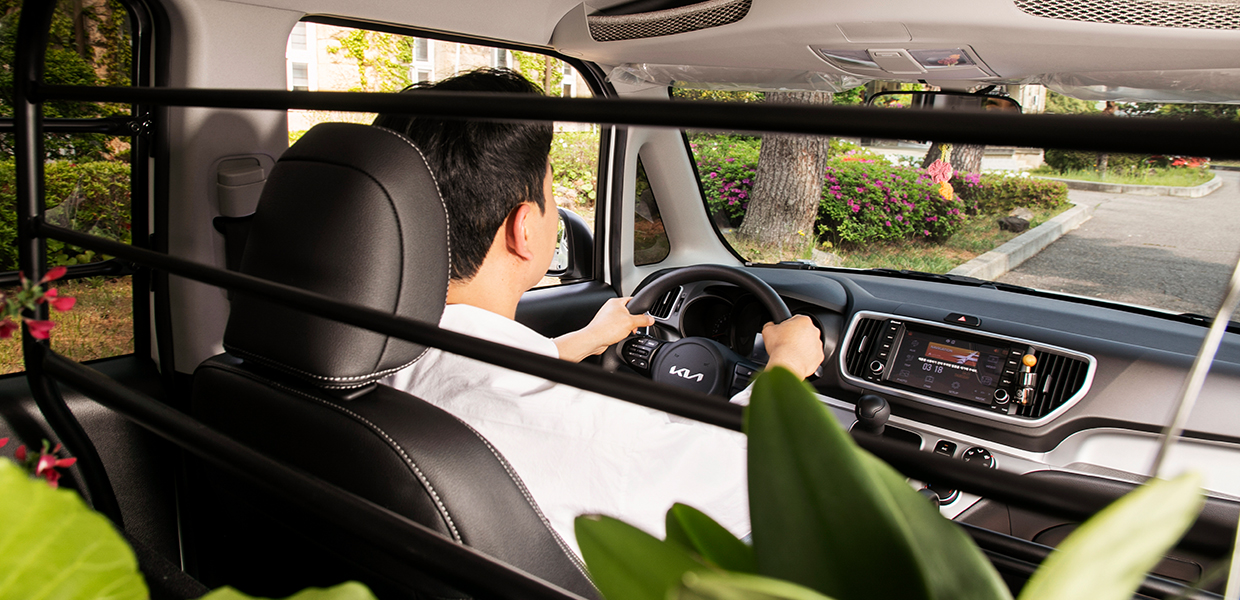 남자가 운전석에 앉아 운전을 하는 모습