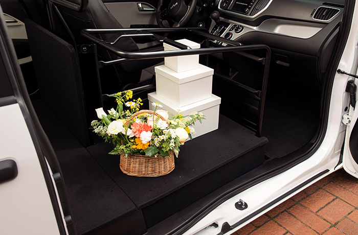 레이 밴 조수석 짐칸에 화물이 실린 모습