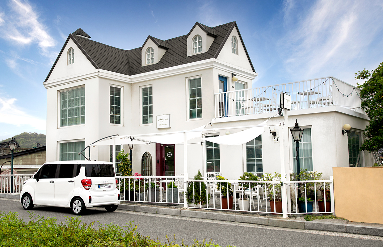 집 앞에 레이 밴이 정차한 모습