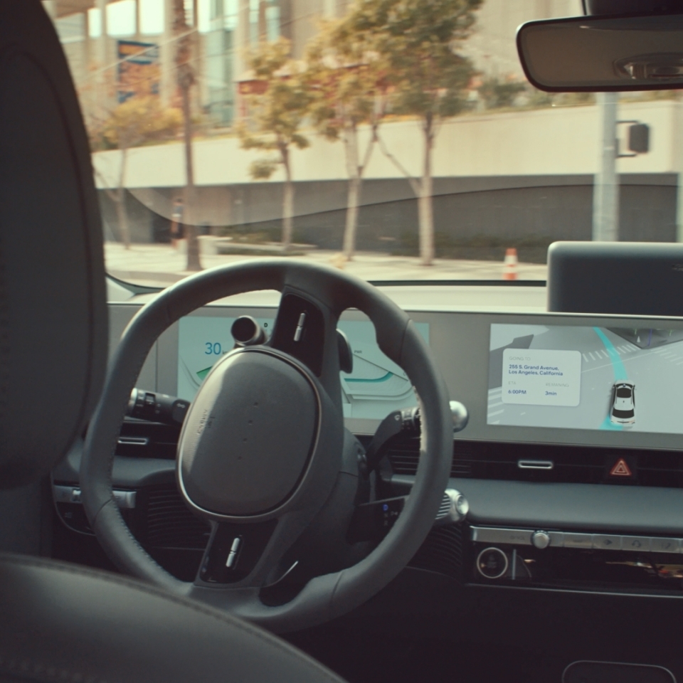 좌회전 경로를 알려주는 아이오닉 5 기반 레벨 4 자율주행차 실내 디스플레이