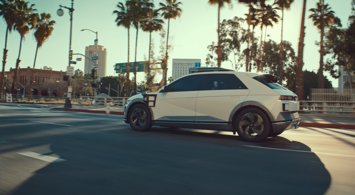 도로를 주행하는 아이오닉 5 기반 레벨 4 자율주행차 전측면부