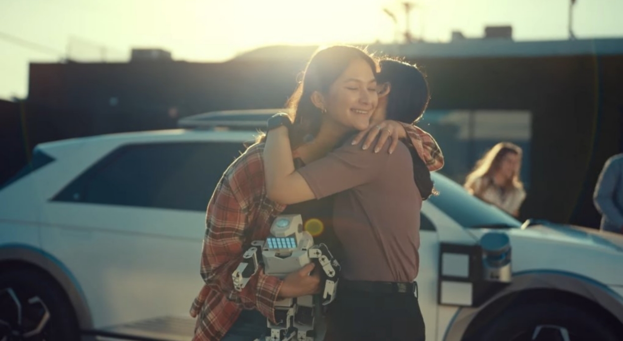 아이오닉 5 기반 레벨 4 자율주행차 앞에서 포옹하고 있는 두 사람