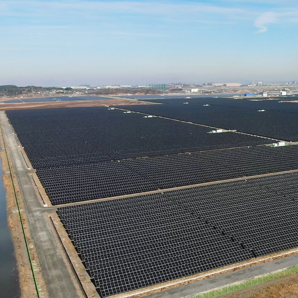 현대엔지니어링의 새만금 육상 태양광 발전 시설의 전경 모습