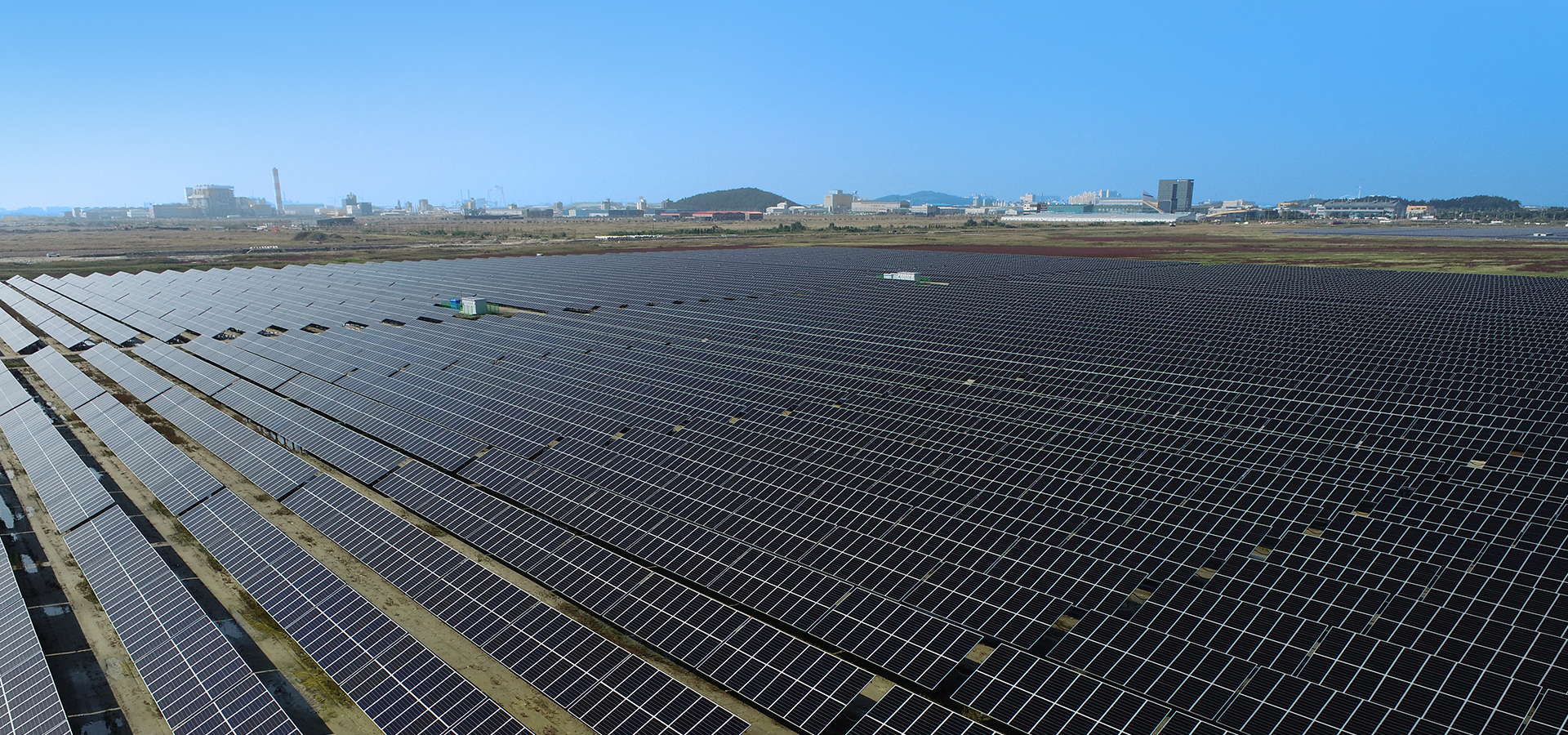 현대엔지니어링의 새만금 육상 태양광 발전 시설의 전경 모습