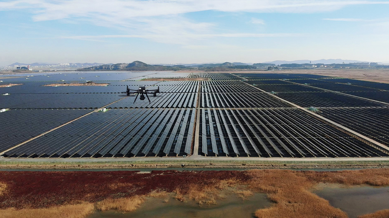 열화상 첨단 드론이 현대엔지니어링의 태양광 발전 시설 위를 날고 있는 모습