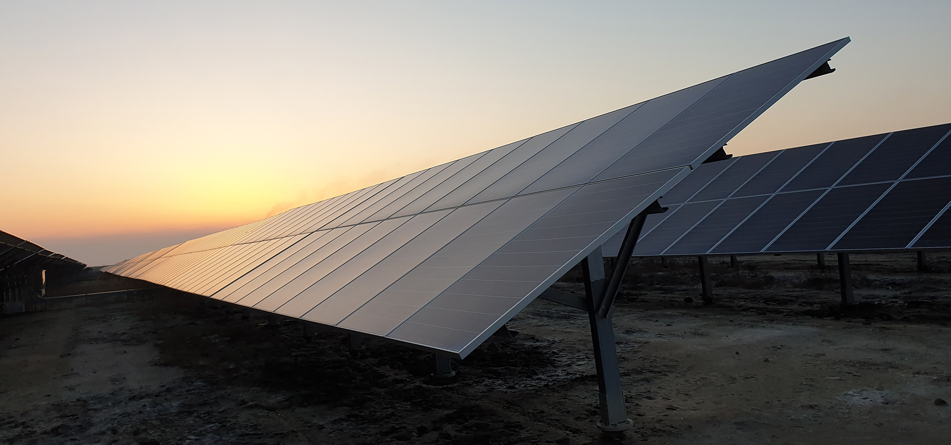 현대엔지니어링의 태양광 모듈의 몇 패널을 가까이서 찍은 모습