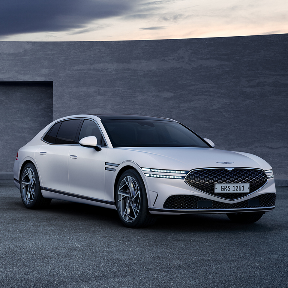 G90 두 대가 전시된 모습