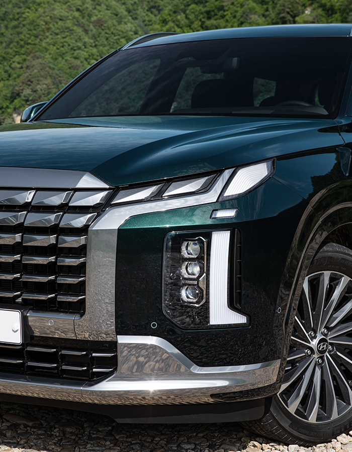 더 뉴 팰리세이드의 파라메트릭 실드 그릴과 주간주행등이 돋보이는 앞모습