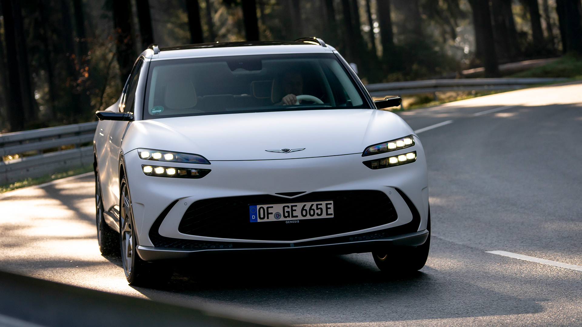 유럽의 교외 길을 질주 중인 제네시스 GV60의 모습