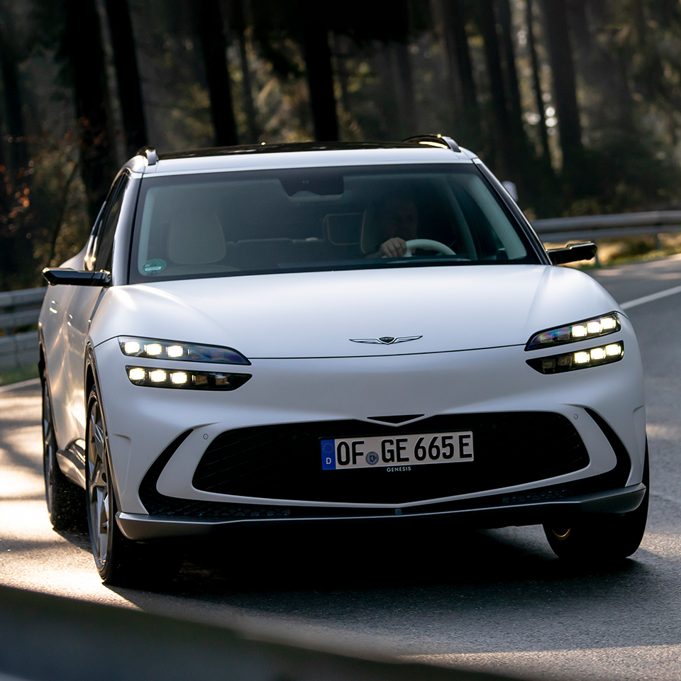 유럽의 교외 길을 질주 중인 제네시스 GV60의 모습