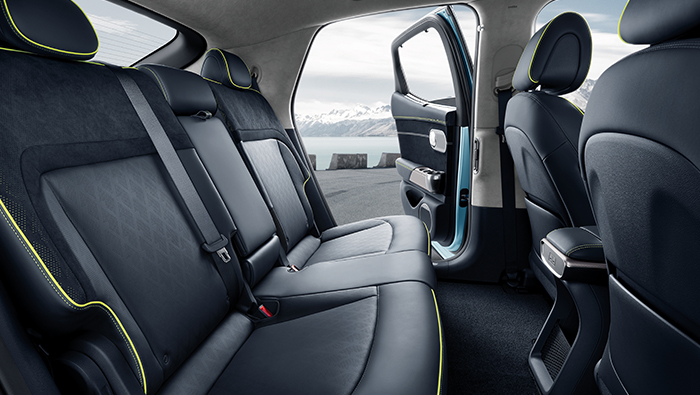 제네시스 GV60의 뒷좌석 공간 모습