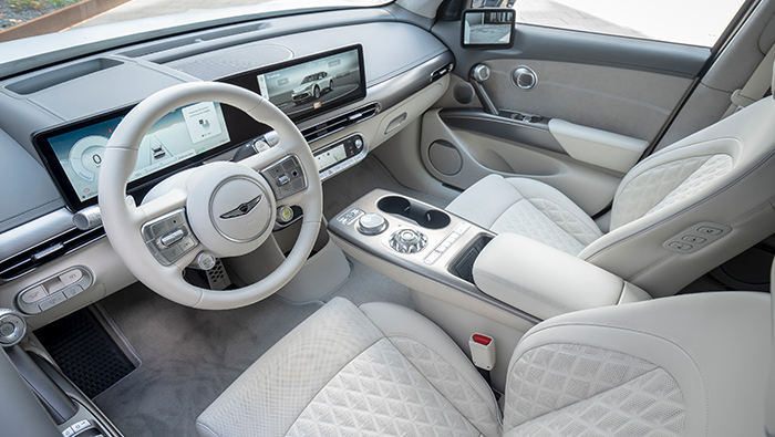 운전석에 바라 본 제네시스 GV60의 1열 공간 모습