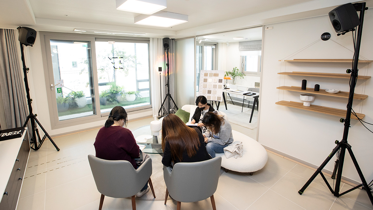 층간소음 청감 평가를 하고 있는 고객들의 모습