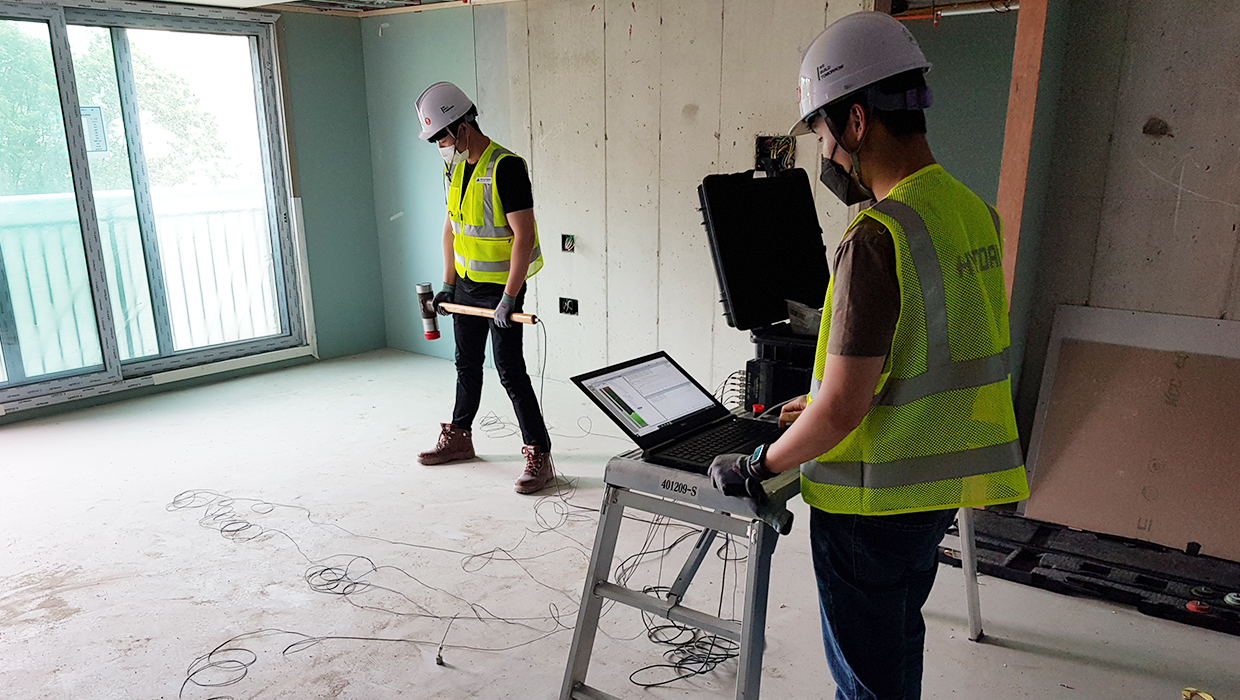 현대건설 층간소음 팀이 시험하는 모습