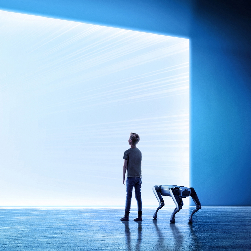새하얀 화면을 바라보는 아이와 4족 보행 로봇 ’스팟’의 모습