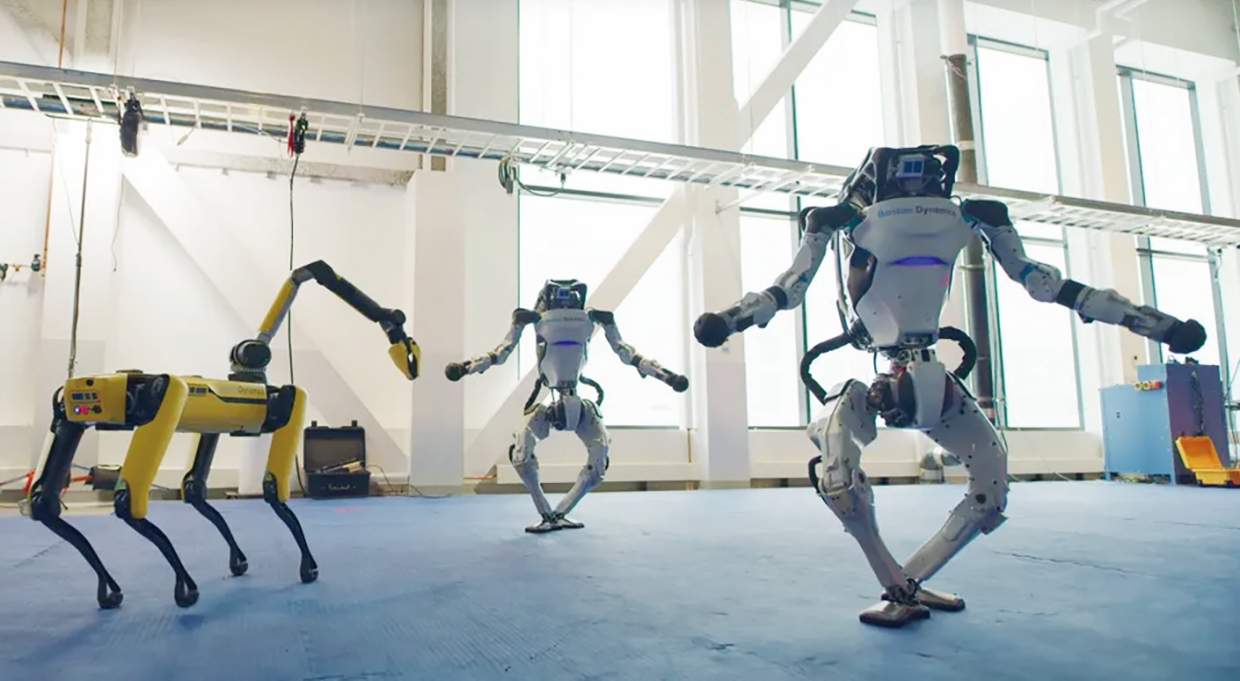 역동적으로 움직이는 보스턴 다이내믹스 로봇의 모습, 왼쪽부터 스팟, 아틀라스