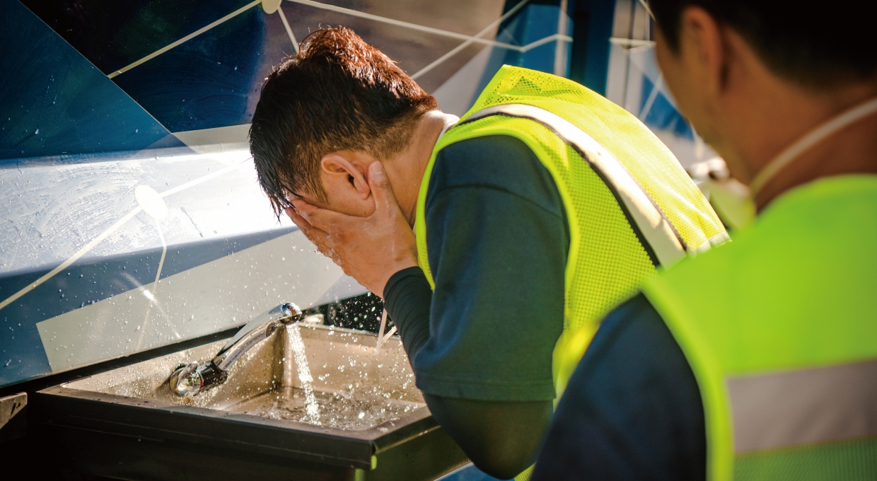 수소청소트럭의 간이 세면대에서 세수하는 환경미화원의 모습