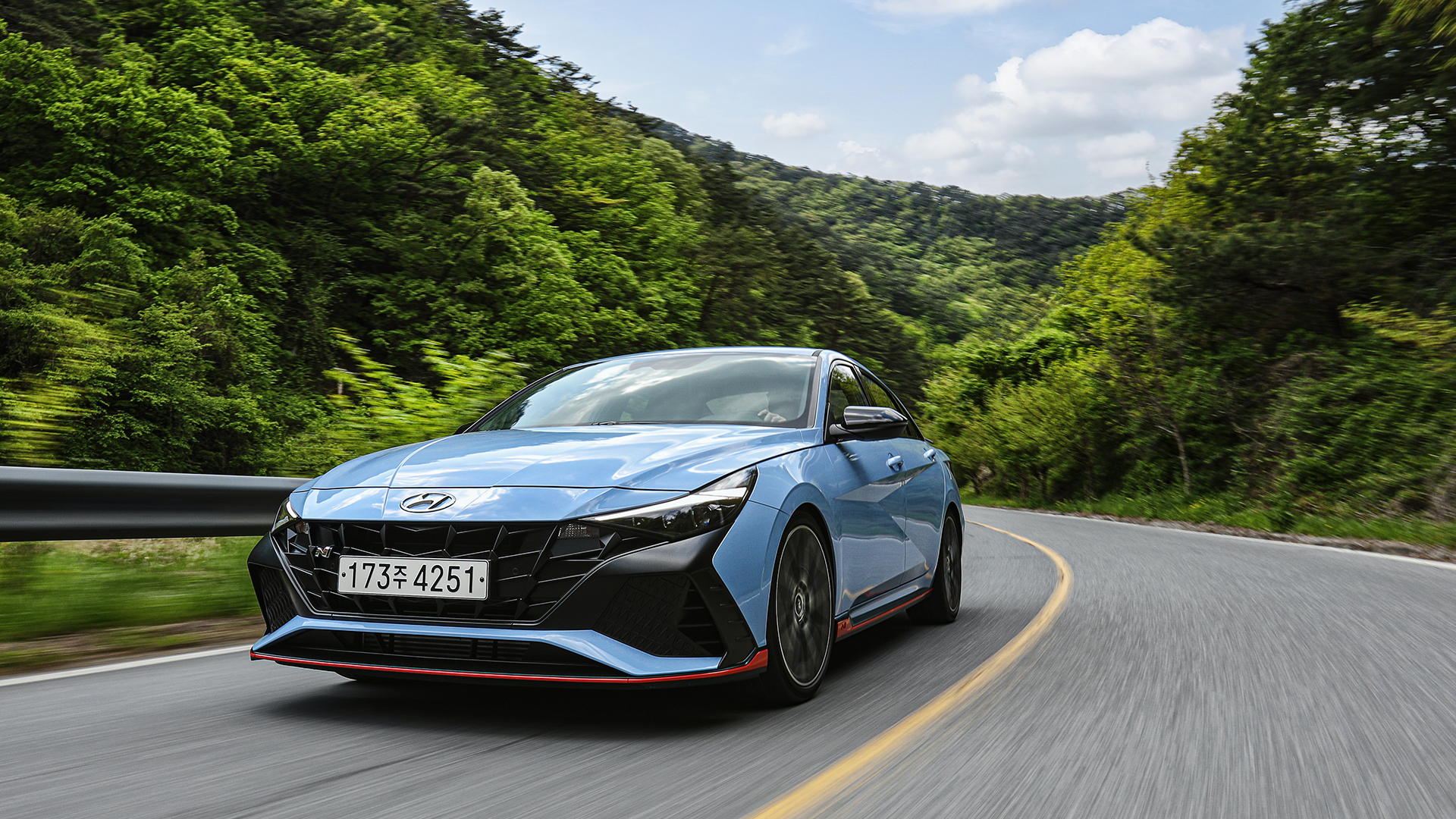 아반떼 N의 주행 앞모습