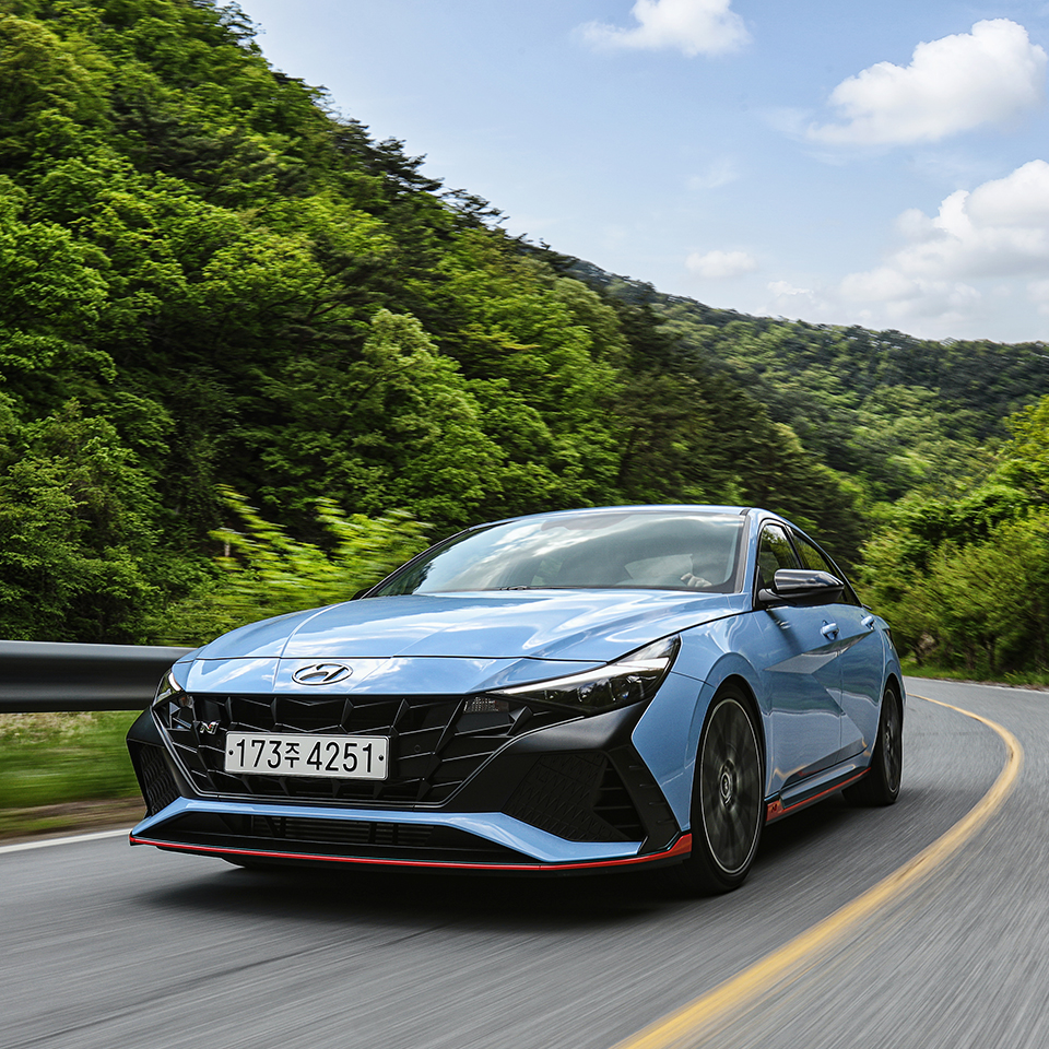 아반떼 N의 주행 앞모습