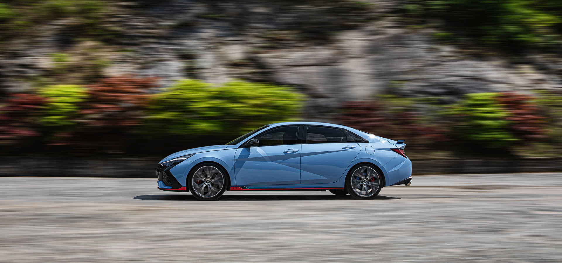 아반떼 N의 주행 옆모습