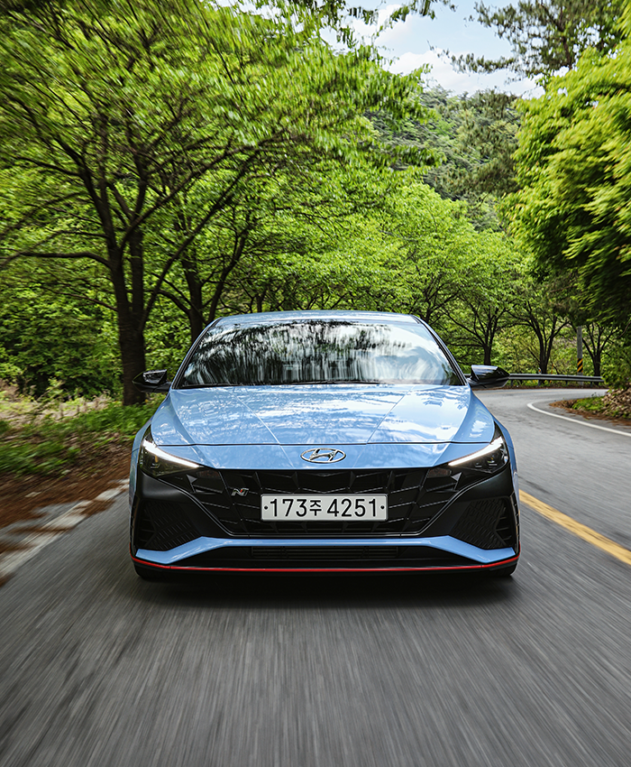 아반떼 N의 주행 앞모습