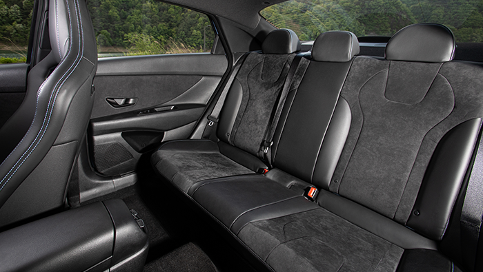 아반떼 N의 뒷좌석 모습