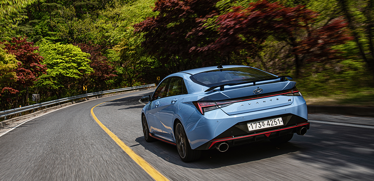 아반떼 N의 주행 뒷모습