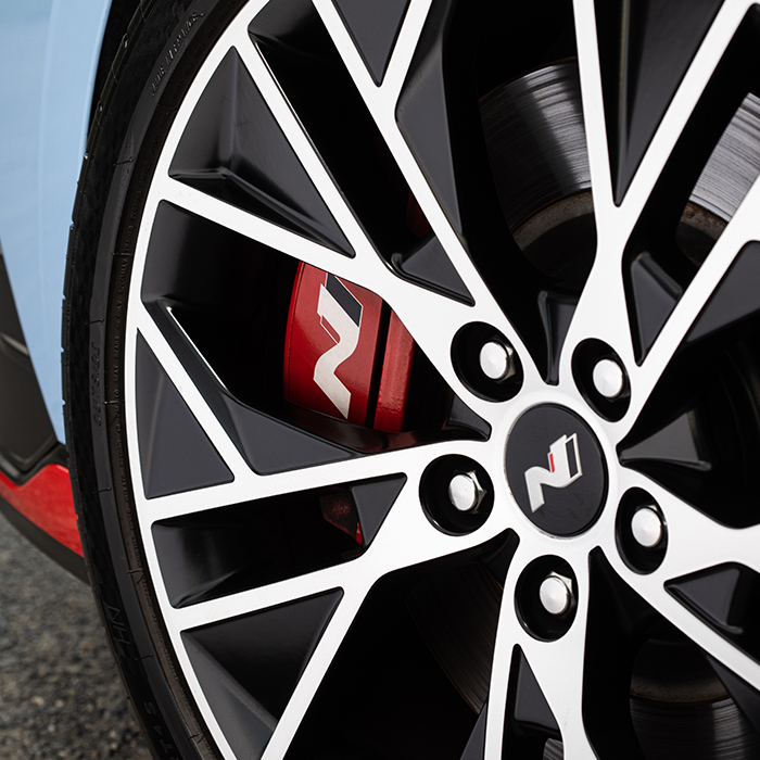 아반떼 N의 휠 디자인