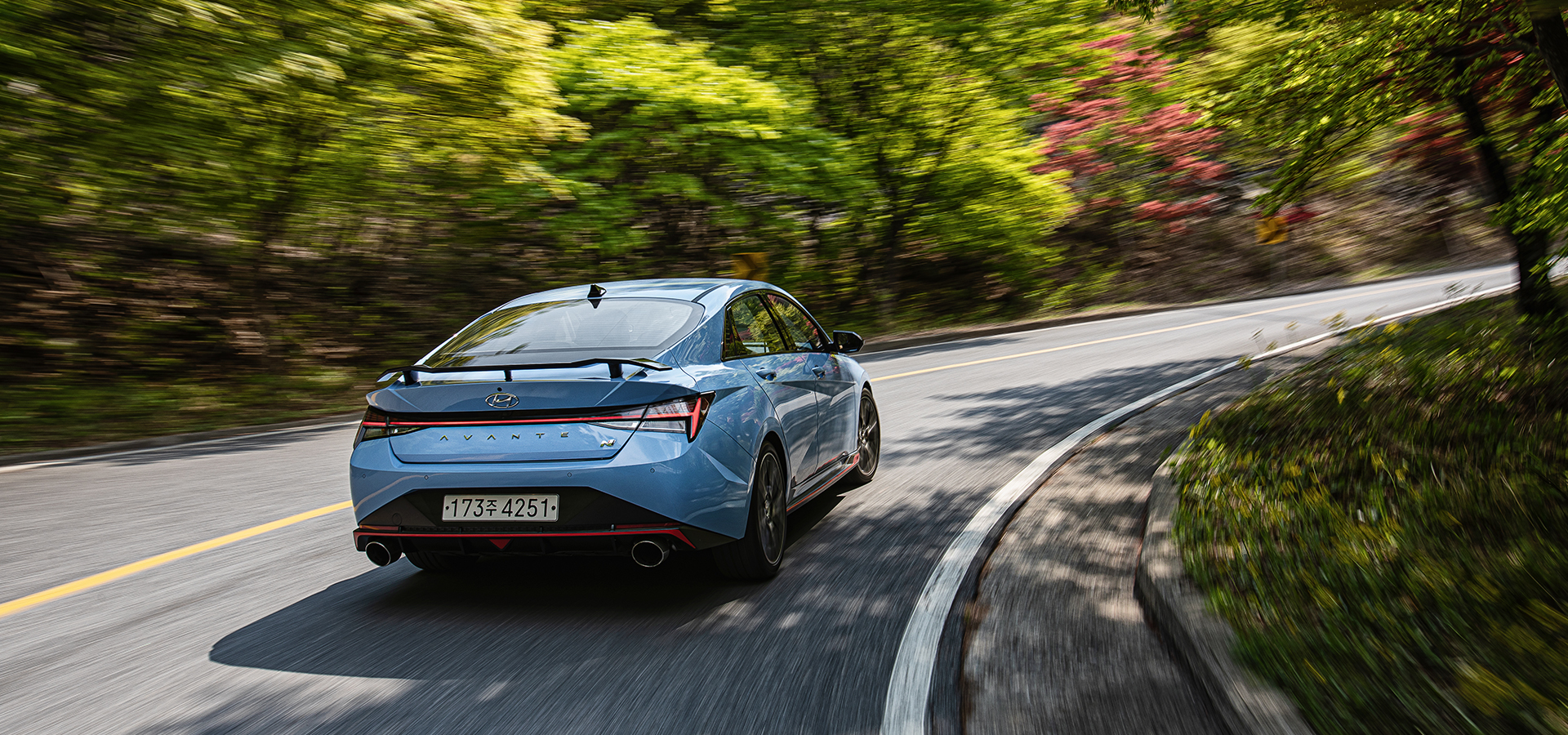 아반떼 N의 주행 뒷모습