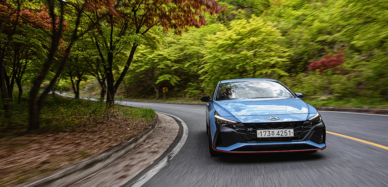 아반떼 N의 주행 앞모습