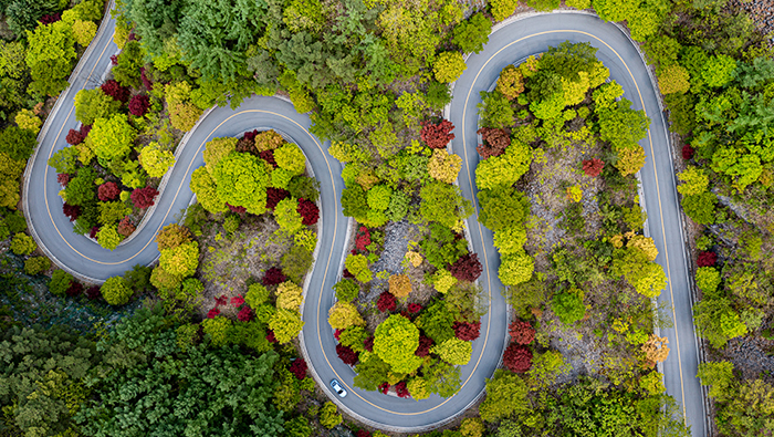 굽이굽이 휘어진 고갯길을 드론으로 촬영한 모습