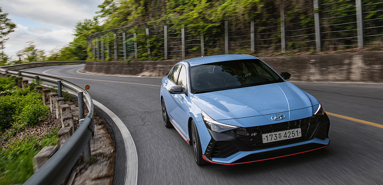 아반떼 N의 주행 앞모습