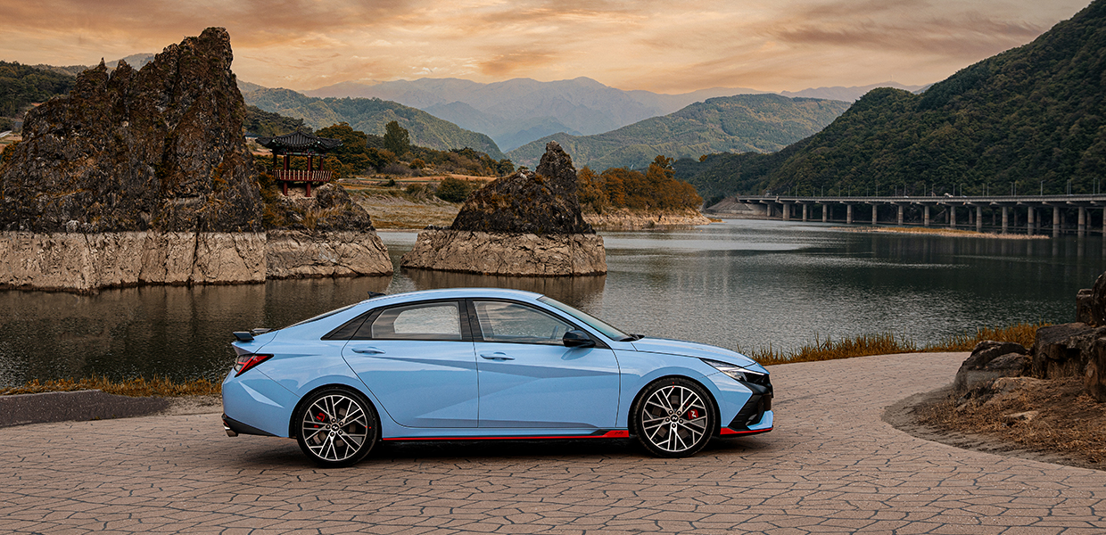 단양 도담삼봉을 배경으로 서 있는 아반떼 N