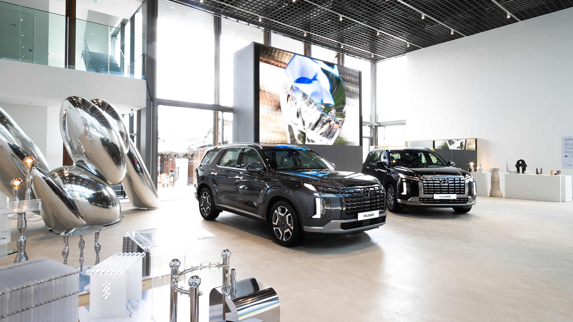 팰리세이드 2대가 갤러리 내부에 전시된 모습