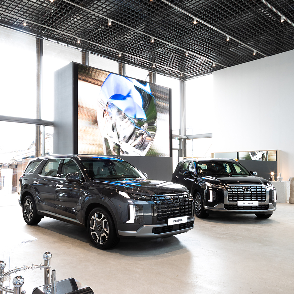 팰리세이드 2대가 갤러리 내부에 전시된 모습