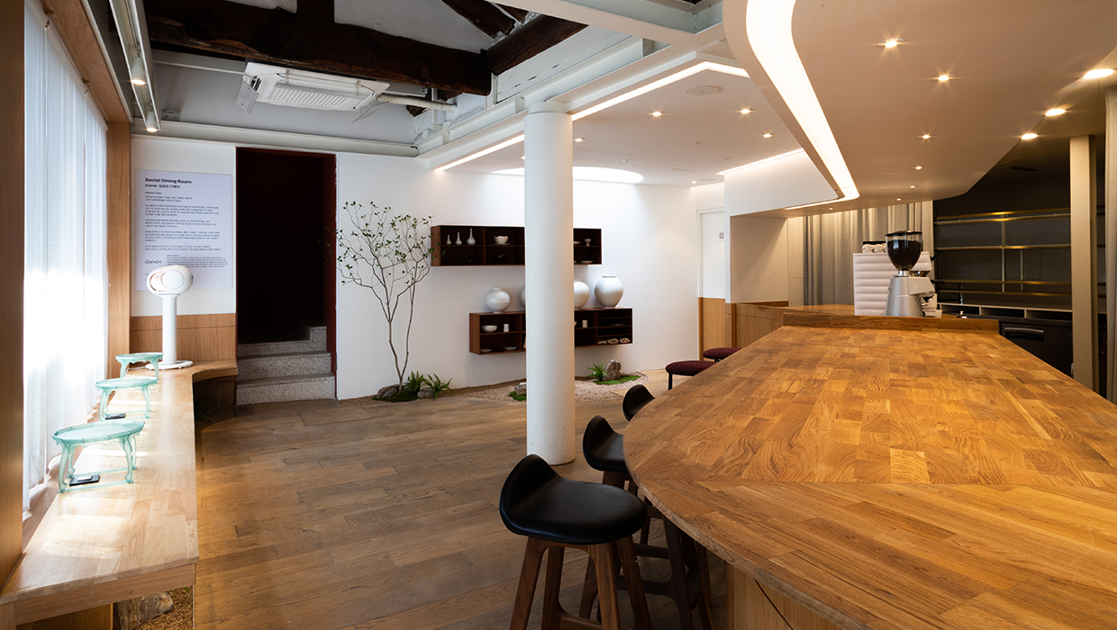 하우스 B에 마련된 에스프레소 바 테이블의 모습