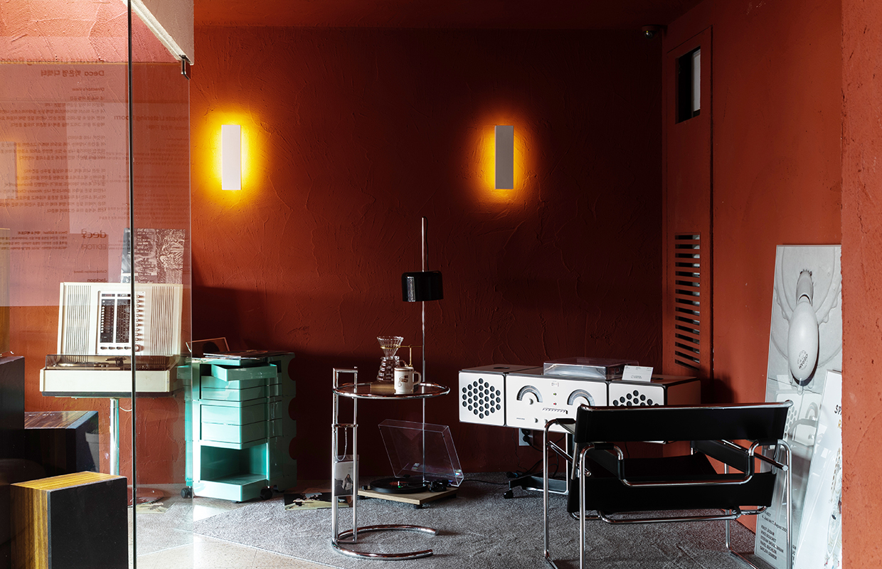 데카와 에디토리의 콜라보로 연출된 프라이빗 리스닝룸 공간