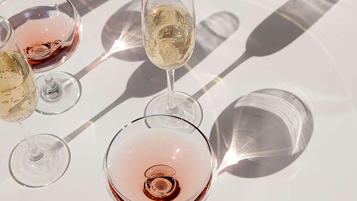 와인이 담긴 여러 개의 와인잔 모습