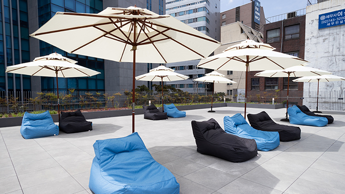 갤러리 루프탑에 마련된 고객 라운지의 모습