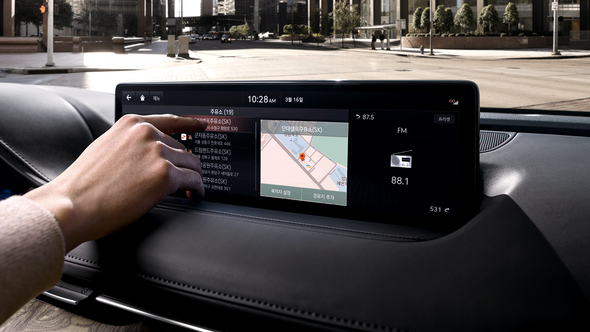 운전자가 인포테인먼트 시스템 모니터를 조작하고 있다