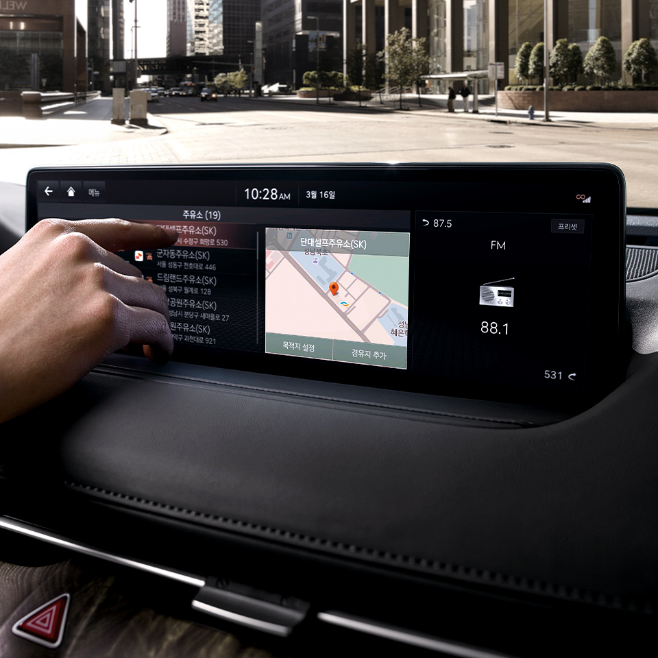 운전자가 인포테인먼트 시스템 모니터를 조작하고 있다