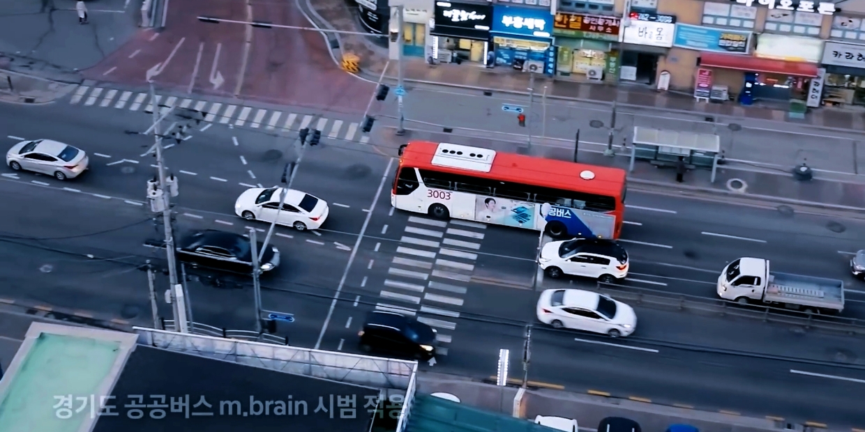 경기도 공공버스가 도로를 주행하는 모습