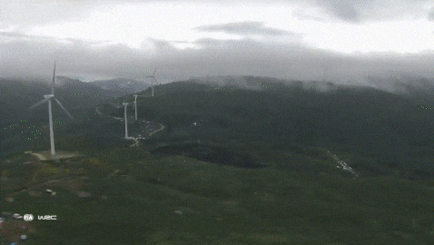 풍력발전기가 늘어져 있는 포르투갈 산맥의 전경