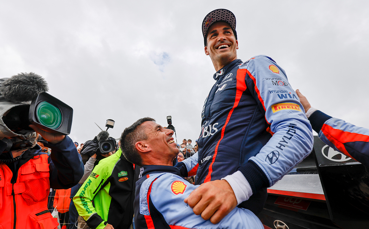 3위를 차지한 다니 소르도가 호성적의 기쁨을 만끽하고 있다